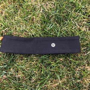 Lululemon black “fly away tamer” headband
